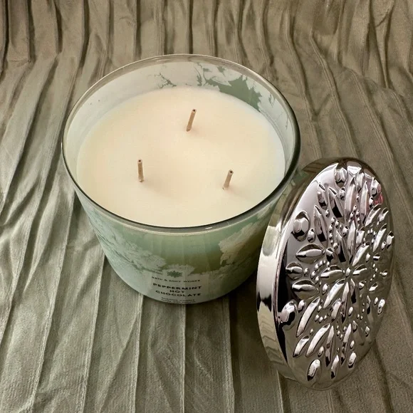 Bath & Body Works Peppermint Hot Chocolate Candle - Picture 2 of 5
